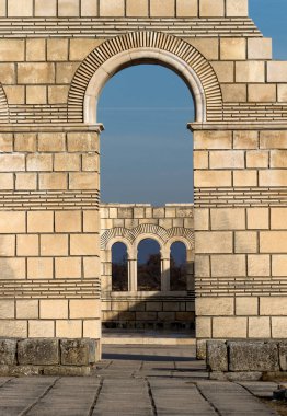 Bulgaristan 'ın ilk antik başkenti Pliska' daki Büyük Bazilika. Ortaçağ Güneydoğu Avrupa 'sındaki en büyük Hıristiyan katedrali. Kompleks, ortaçağ Bulgar kültürünün Hıristiyan dönemine ait önemli bir anıtı.