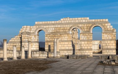 Bulgaristan 'ın ilk antik başkenti Pliska' daki Büyük Bazilika. Ortaçağ Güneydoğu Avrupa 'sındaki en büyük Hıristiyan katedrali. Kompleks, ortaçağ Bulgar kültürünün Hıristiyan dönemine ait önemli bir anıtı.