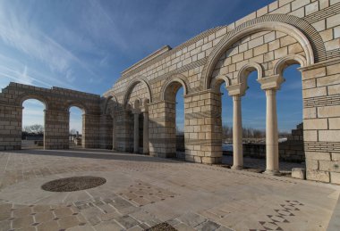 Bulgaristan 'ın ilk antik başkenti Pliska' daki Büyük Bazilika. Ortaçağ Güneydoğu Avrupa 'sındaki en büyük Hıristiyan katedrali. Kompleks, ortaçağ Bulgar kültürünün Hıristiyan dönemine ait önemli bir anıtı.