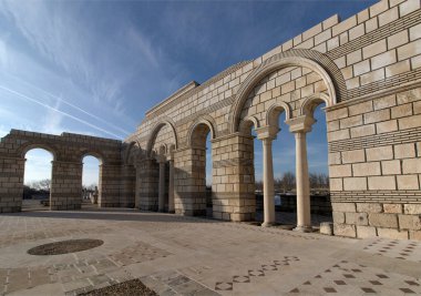 Bulgaristan 'ın ilk antik başkenti Pliska' daki Büyük Bazilika. Ortaçağ Güneydoğu Avrupa 'sındaki en büyük Hıristiyan katedrali. Kompleks, ortaçağ Bulgar kültürünün Hıristiyan dönemine ait önemli bir anıtı.