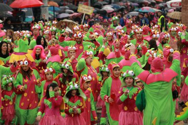 Xanthi, Yunanistan - 2 Mart 2014: Yunanistan 'ın Xanthi kentinde düzenlenen yıllık Karnaval Geçidi sırasında rengarenk kostümler giyen tanımlanamayan arkadaşlar. Karnaval kostümleri içinde dans eden bir grup insan..