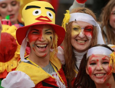 Xanthi, Yunanistan - 2 Mart 2014: Yunanistan 'ın Xanthi kentinde düzenlenen yıllık Karnaval Geçidi sırasında rengarenk kostümler giyen tanımlanamayan arkadaşlar. Karnaval kostümleri içinde dans eden bir grup insan..