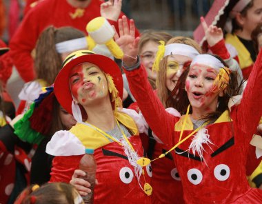 Xanthi, Yunanistan - 2 Mart 2014: Yunanistan 'ın Xanthi kentinde düzenlenen yıllık Karnaval Geçidi sırasında rengarenk kostümler giyen tanımlanamayan arkadaşlar. Karnaval kostümleri içinde dans eden bir grup insan..