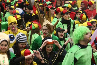 Xanthi, Yunanistan - 2 Mart 2014: Yunanistan 'ın Xanthi kentinde düzenlenen yıllık Karnaval Geçidi sırasında rengarenk kostümler giyen tanımlanamayan arkadaşlar. Karnaval kostümleri içinde dans eden bir grup insan..