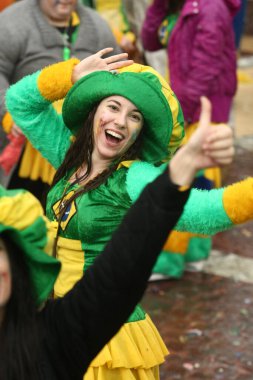 Xanthi, Yunanistan - 2 Mart 2014: Yunanistan 'ın Xanthi kentinde düzenlenen yıllık Karnaval Geçidi sırasında rengarenk kostümler giyen tanımlanamayan arkadaşlar. Karnaval kostümleri içinde dans eden bir grup insan..