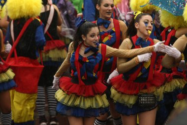 Xanthi, Yunanistan - 2 Mart 2014: Yunanistan 'ın Xanthi kentinde düzenlenen yıllık Karnaval Geçidi sırasında rengarenk kostümler giyen tanımlanamayan arkadaşlar. Karnaval kostümleri içinde dans eden bir grup insan..