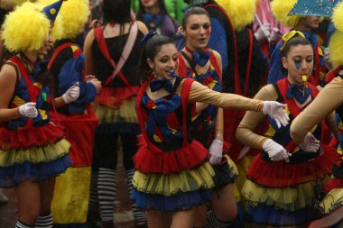 Xanthi, Yunanistan - 2 Mart 2014: Yunanistan 'ın Xanthi kentinde düzenlenen yıllık Karnaval Geçidi sırasında rengarenk kostümler giyen tanımlanamayan arkadaşlar. Karnaval kostümleri içinde dans eden bir grup insan..