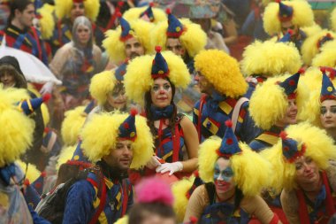 Xanthi, Yunanistan - 2 Mart 2014: Yunanistan 'ın Xanthi kentinde düzenlenen yıllık Karnaval Geçidi sırasında rengarenk kostümler giyen tanımlanamayan arkadaşlar. Karnaval kostümleri içinde dans eden bir grup insan..