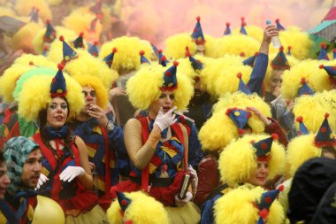 Xanthi, Yunanistan - 2 Mart 2014: Yunanistan 'ın Xanthi kentinde düzenlenen yıllık Karnaval Geçidi sırasında rengarenk kostümler giyen tanımlanamayan arkadaşlar. Karnaval kostümleri içinde dans eden bir grup insan..