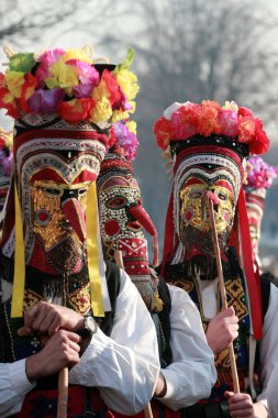 Pernik, Bulgaristan - 30 Ocak 2016 - Bulgaristan 'ın Pernik kentinde Maskeli Balo Festivali Surva. Kukeri adındaki maskeli insanlar dans ediyor ve kötü ruhları korkutmak için gösteri yapıyorlar..