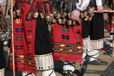 Pernik, Bulgaristan - 30 Ocak 2016 - Bulgaristan 'ın Pernik kentinde Maskeli Balo Festivali Surva. Kukeri adındaki maskeli insanlar dans ediyor ve kötü ruhları korkutmak için gösteri yapıyorlar..