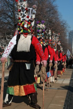 Pernik, Bulgaristan - 30 Ocak 2016 - Bulgaristan 'ın Pernik kentinde Maskeli Balo Festivali Surva. Kukeri adındaki maskeli insanlar dans ediyor ve kötü ruhları korkutmak için gösteri yapıyorlar..