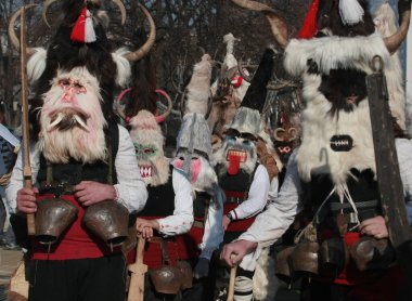 Pernik, Bulgaristan - 30 Ocak 2016 - Bulgaristan 'ın Pernik kentinde Maskeli Balo Festivali Surva. Kukeri adındaki maskeli insanlar dans ediyor ve kötü ruhları korkutmak için gösteri yapıyorlar..