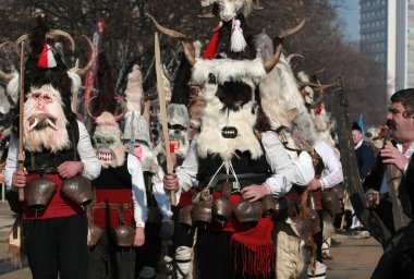 Pernik, Bulgaristan - 30 Ocak 2016 - Bulgaristan 'ın Pernik kentinde Maskeli Balo Festivali Surva. Kukeri adındaki maskeli insanlar dans ediyor ve kötü ruhları korkutmak için gösteri yapıyorlar..