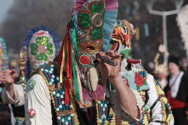 Pernik, Bulgaristan - 30 Ocak 2016 - Bulgaristan 'ın Pernik kentinde Maskeli Balo Festivali Surva. Kukeri adındaki maskeli insanlar dans ediyor ve kötü ruhları korkutmak için gösteri yapıyorlar..