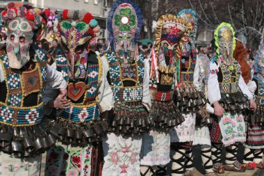 Pernik, Bulgaristan - 30 Ocak 2016 - Bulgaristan 'ın Pernik kentinde Maskeli Balo Festivali Surva. Kukeri adındaki maskeli insanlar dans ediyor ve kötü ruhları korkutmak için gösteri yapıyorlar..
