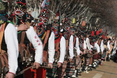Pernik, Bulgaristan - 30 Ocak 2016 - Bulgaristan 'ın Pernik kentinde Maskeli Balo Festivali Surva. Kukeri adındaki maskeli insanlar dans ediyor ve kötü ruhları korkutmak için gösteri yapıyorlar..