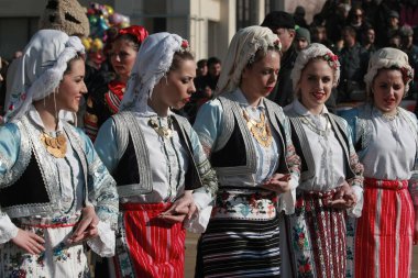 Pernik, Bulgaristan - 30 Ocak 2016 - Bulgaristan 'ın Pernik kentinde Maskeli Balo Festivali Surva. Kukeri adındaki maskeli insanlar dans ediyor ve kötü ruhları korkutmak için gösteri yapıyorlar..