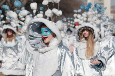 Pernik, Bulgaristan - 30 Ocak 2016 - Bulgaristan 'ın Pernik kentinde Maskeli Balo Festivali Surva. Kukeri adındaki maskeli insanlar dans ediyor ve kötü ruhları korkutmak için gösteri yapıyorlar..