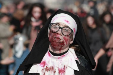 Pernik, Bulgaristan - 30 Ocak 2016 - Bulgaristan 'ın Pernik kentinde Maskeli Balo Festivali Surva. Kukeri adındaki maskeli insanlar dans ediyor ve kötü ruhları korkutmak için gösteri yapıyorlar..