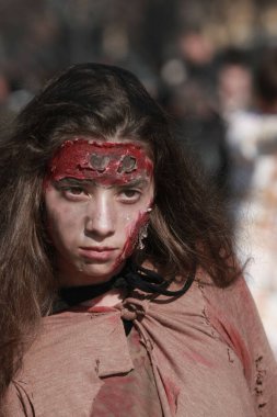 Pernik, Bulgaristan - 30 Ocak 2016 - Bulgaristan 'ın Pernik kentinde Maskeli Balo Festivali Surva. Kukeri adındaki maskeli insanlar dans ediyor ve kötü ruhları korkutmak için gösteri yapıyorlar..