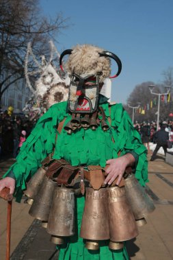 Pernik, Bulgaristan - 30 Ocak 2016 - Bulgaristan 'ın Pernik kentinde Maskeli Balo Festivali Surva. Kukeri adındaki maskeli insanlar dans ediyor ve kötü ruhları korkutmak için gösteri yapıyorlar..