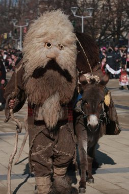 Pernik, Bulgaristan - 30 Ocak 2016 - Bulgaristan 'ın Pernik kentinde Maskeli Balo Festivali Surva. Kukeri adındaki maskeli insanlar dans ediyor ve kötü ruhları korkutmak için gösteri yapıyorlar..