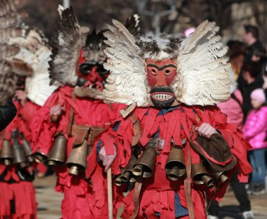 Pernik, Bulgaristan - 30 Ocak 2016 - Bulgaristan 'ın Pernik kentinde Maskeli Balo Festivali Surva. Kukeri adındaki maskeli insanlar dans ediyor ve kötü ruhları korkutmak için gösteri yapıyorlar..