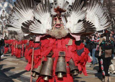 Pernik, Bulgaristan - 30 Ocak 2016 - Bulgaristan 'ın Pernik kentinde Maskeli Balo Festivali Surva. Kukeri adındaki maskeli insanlar dans ediyor ve kötü ruhları korkutmak için gösteri yapıyorlar..