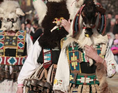 Pernik, Bulgaristan - 30 Ocak 2016 - Bulgaristan 'ın Pernik kentinde Maskeli Balo Festivali Surva. Kukeri adındaki maskeli insanlar dans ediyor ve kötü ruhları korkutmak için gösteri yapıyorlar..