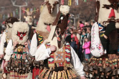 Pernik, Bulgaristan - 30 Ocak 2016 - Bulgaristan 'ın Pernik kentinde Maskeli Balo Festivali Surva. Kukeri adındaki maskeli insanlar dans ediyor ve kötü ruhları korkutmak için gösteri yapıyorlar..