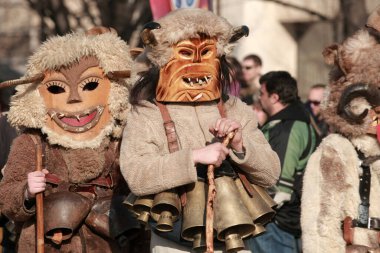 Pernik, Bulgaristan - 30 Ocak 2016 - Bulgaristan 'ın Pernik kentinde Maskeli Balo Festivali Surva. Kukeri adındaki maskeli insanlar dans ediyor ve kötü ruhları korkutmak için gösteri yapıyorlar..