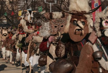 Pernik, Bulgaristan - 30 Ocak 2016 - Bulgaristan 'ın Pernik kentinde Maskeli Balo Festivali Surva. Kukeri adındaki maskeli insanlar dans ediyor ve kötü ruhları korkutmak için gösteri yapıyorlar..