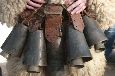 Pernik, Bulgaristan - 30 Ocak 2016 - Bulgaristan 'ın Pernik kentinde Maskeli Balo Festivali Surva. Kukeri adındaki maskeli insanlar dans ediyor ve kötü ruhları korkutmak için gösteri yapıyorlar..