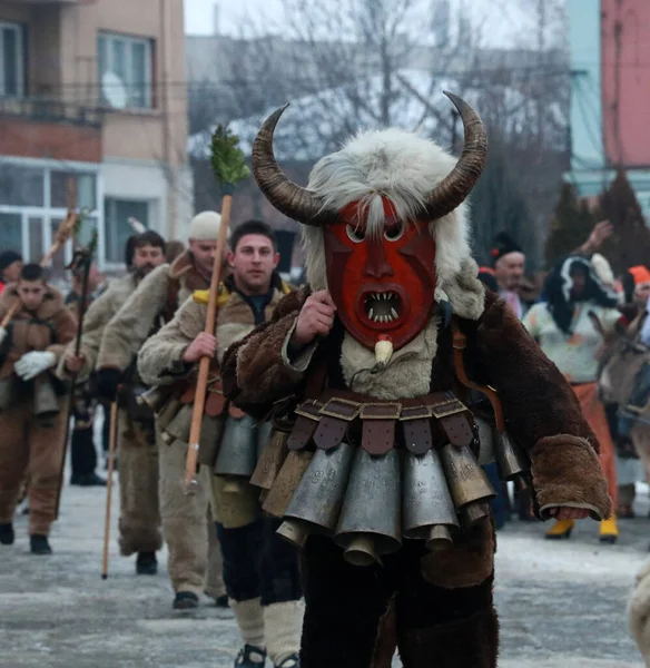 ブルガリア ブルガリア 2017年1月21日 伝統的なクケリの衣装を持つ未確認の人々は ブルガリアのブルズニクで開催されたマスケードゲームスロバキアの祭りで見られます — ストック写真