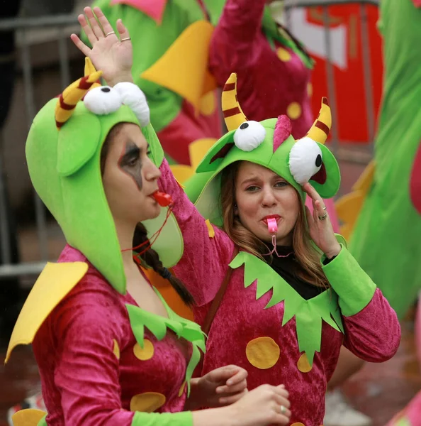 Xanthi, Yunanistan - 2 Mart 2014: Yunanistan 'ın Xanthi kentinde düzenlenen yıllık Karnaval Geçidi sırasında rengarenk kostümler giyen tanımlanamayan arkadaşlar. Karnaval kostümleri içinde dans eden bir grup insan..