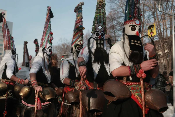 保加利亚Pernik 2016年1月30日 保加利亚Pernik的Masquerade Festival Surva 戴面具的库克里人跳着舞 表演着威吓妖怪 — 图库照片