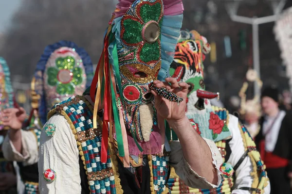 ブルガリアのペルニク 2016年1月30日 ブルガリアのペルニクで開催されるマスケード フェスティバル スルヴァ クケリ踊りと呼ばれる面を持つ人々と悪霊を怖がらせるために実行 — ストック写真