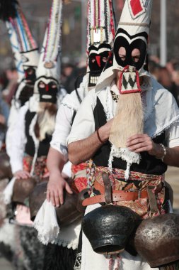 Pernik, Bulgaristan - 30 Ocak 2016 - Bulgaristan 'ın Pernik kentinde Maskeli Balo Festivali Surva. Kukeri adındaki maskeli insanlar dans ediyor ve kötü ruhları korkutmak için gösteri yapıyorlar..