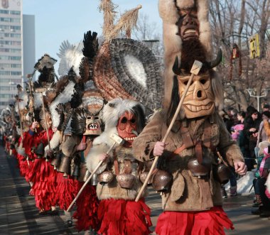 Pernik, Bulgaristan - 30 Ocak 2016 - Bulgaristan 'ın Pernik kentinde Maskeli Balo Festivali Surva. Kukeri adındaki maskeli insanlar dans ediyor ve kötü ruhları korkutmak için gösteri yapıyorlar..