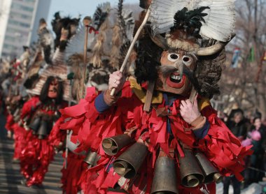 Pernik, Bulgaristan - 30 Ocak 2016 - Bulgaristan 'ın Pernik kentinde Maskeli Balo Festivali Surva. Kukeri adındaki maskeli insanlar dans ediyor ve kötü ruhları korkutmak için gösteri yapıyorlar..