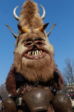 Pernik, Bulgaristan - 27 Ocak 2019: Kukeri isimli maskeli kişiler, Pernik kentinde düzenlenen Uluslararası Maskeli Balo Oyunları Surva Festivali 'nde kötü ruhları korkutmak ve dans etmek için gösteri yapıyorlar, 
