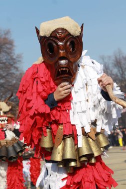 Pernik, Bulgaristan - 27 Ocak 2019: Kukeri isimli maskeli kişiler, Pernik kentinde düzenlenen Uluslararası Maskeli Balo Oyunları Surva Festivali 'nde kötü ruhları korkutmak ve dans etmek için gösteri yapıyorlar, 
