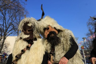 Pernik, Bulgaristan - 27 Ocak 2019: Kukeri isimli maskeli kişiler, Pernik kentinde düzenlenen Uluslararası Maskeli Balo Oyunları Surva Festivali 'nde kötü ruhları korkutmak ve dans etmek için gösteri yapıyorlar, 