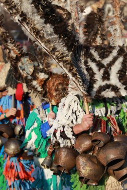 Pernik, Bulgaristan - 28 Ocak 2019: Bulgaristan 'ın Pernik kentinde düzenlenen Uluslararası Maskeli Oyunlar Festivali' nde Kukeri adlı maskeli insanlar dans ediyor ve kötü ruhları korkutmak için gösteri yapıyorlar.