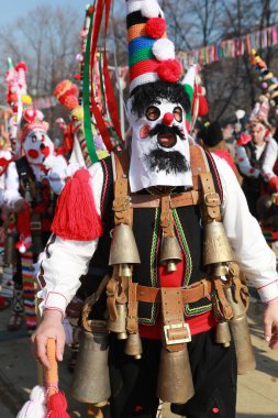 Pernik, Bulgaristan - 28 Ocak 2019: Bulgaristan 'ın Pernik kentinde düzenlenen Uluslararası Maskeli Oyunlar Festivali' nde Kukeri adlı maskeli insanlar dans ediyor ve kötü ruhları korkutmak için gösteri yapıyorlar.