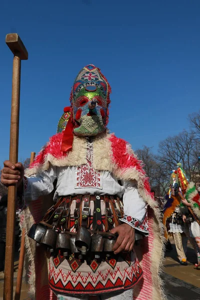 Pernik Bułgaria Stycznia 2019 Ludzie Maską Kukeri Tańczą Straszą Złe — Zdjęcie stockowe