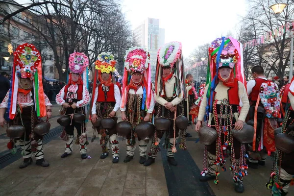 Pernik Bulgaria January 2019 Άνθρωποι Μάσκα Που Ονομάζονται Kukeri Χορεύουν — Φωτογραφία Αρχείου
