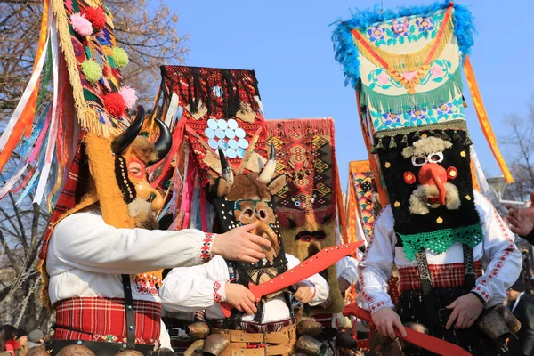 Pernik Bulgária Janeiro 2019 Pessoas Com Máscara Chamada Kukeri Dançam — Fotografia de Stock