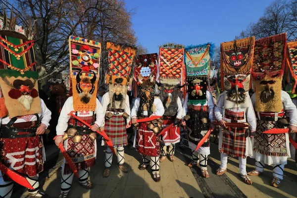 Pernik Bulgaria January 2019 Άνθρωποι Μάσκα Που Ονομάζονται Kukeri Χορεύουν — Φωτογραφία Αρχείου